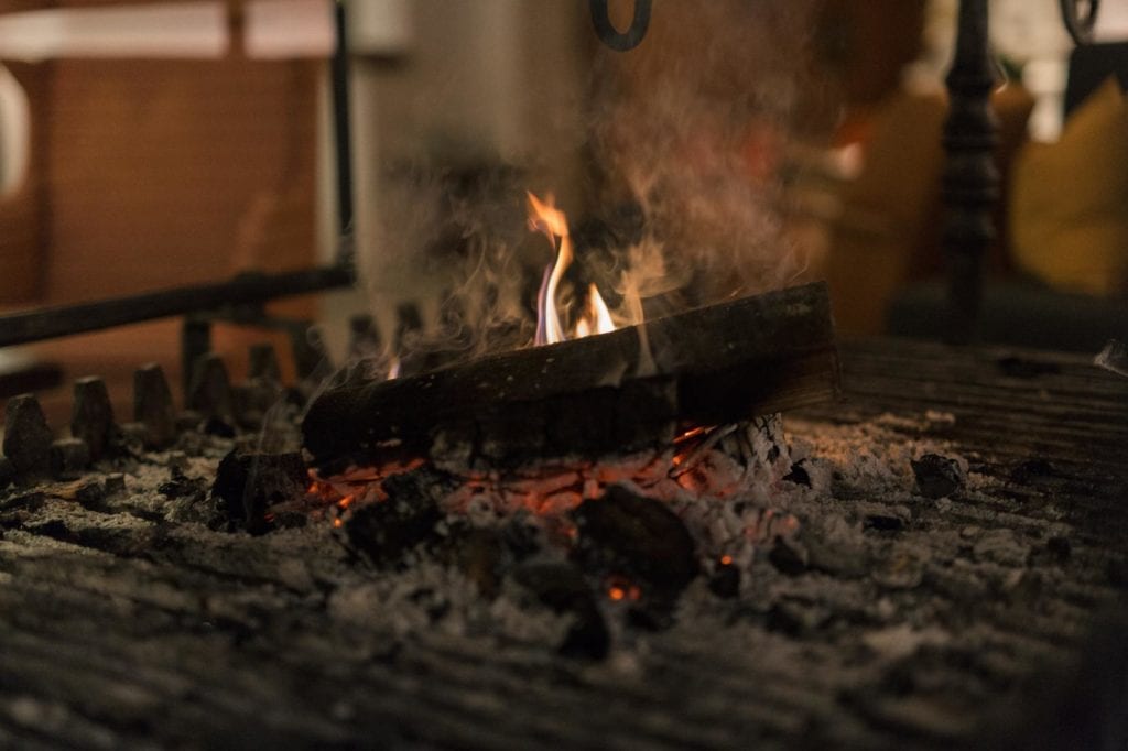 Offene Kamin in Pionierbar in Hotel Nationalpark Lodge Grossglockner in Heiligenblut