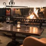 Wohlige Atmospäre am offenen Feuer in unserer Pionierbar - Nationalpark Lodge Grossglockner in Heiligenblut