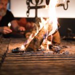 Knisterndes Feuer am offenen Kamin in der Pionierbar